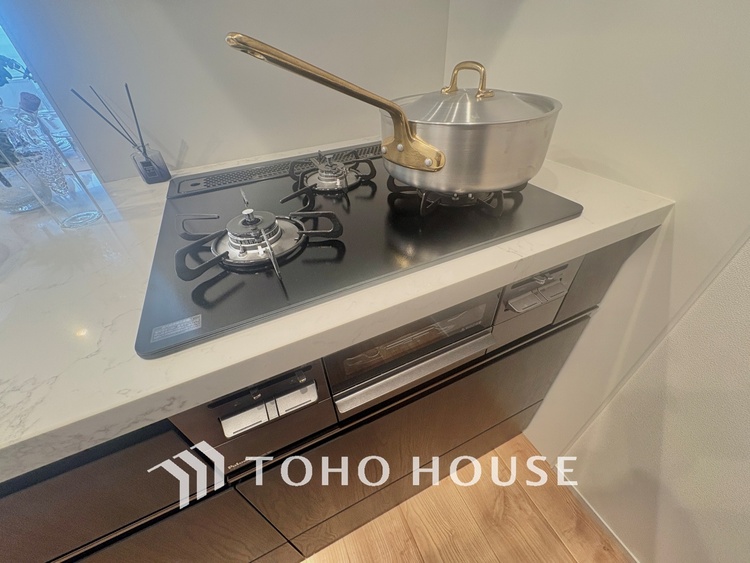 キッチン ※家具・小物は販売価格に含まれません。奥のスペースまで有効に活用できます。奥まで上から見渡せるので、たまにしか使わない調理器具もサッと取出せます。