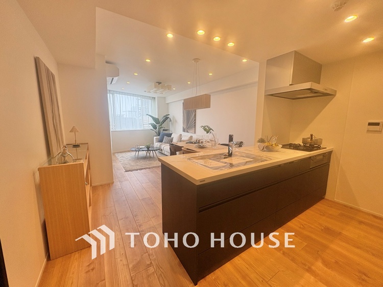 キッチン ◆愛育◆キッチンは家族の絆を育む大切な空間。シンプルで使い易いSystemKitchenで愉しく作る料理は愛情のある美味しいご馳走に。家族で使える広々としたダイニングキッチンです。