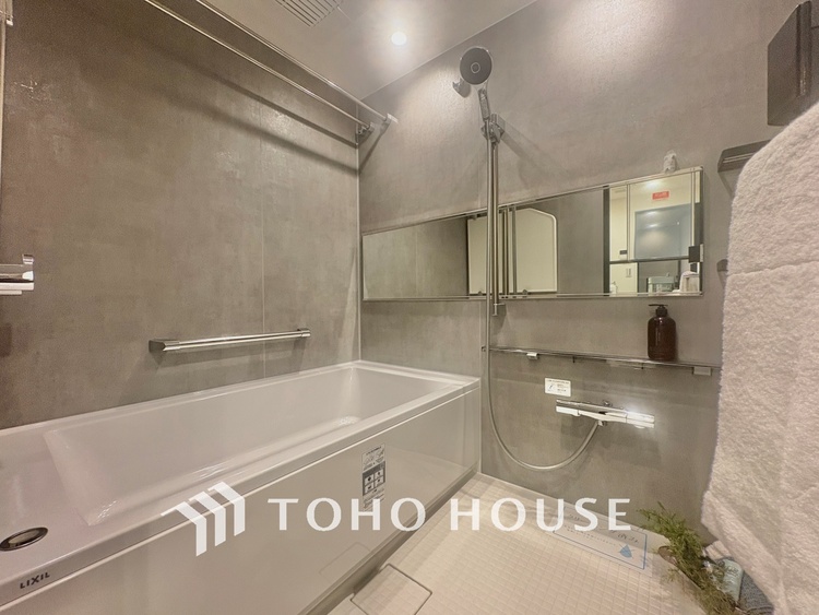 風呂 【浴室】《一日の疲れを落としてくれる場所は、落ち着く場所でなければならない》　高級感溢れるカラーと大きさ・柔らかな曲線で構成された半身浴も楽しめるバスタブが心地よさをもたらします。