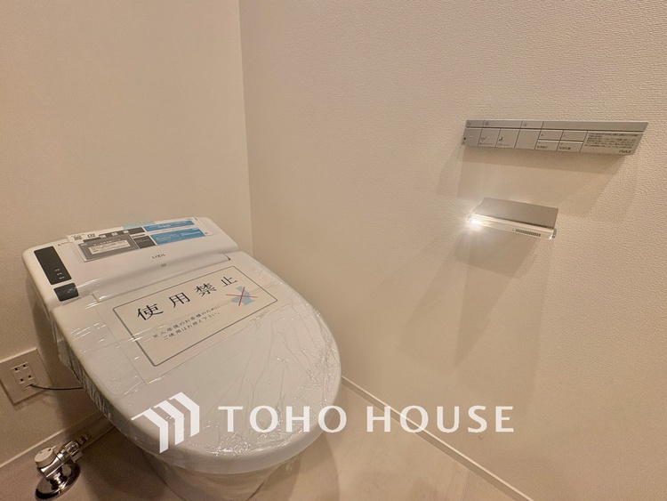 トイレ 清潔感あるホワイト調のクロスと温もり溢れるモダンカラーの床材が見事に調和した本邸宅は、毎日の生活を少しでも快適に過ごして頂ける様に落ち着いた雰囲気作りから行っています。