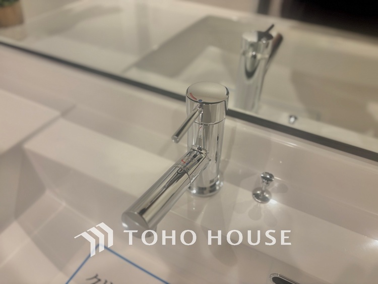 洗面 気持ちの良い朝をつくりだし、夕方には笑顔を取り戻させてくれるミラー。パウダールームはいつでも本来の自分を取り戻せる空間。明るく仕上げてあります。