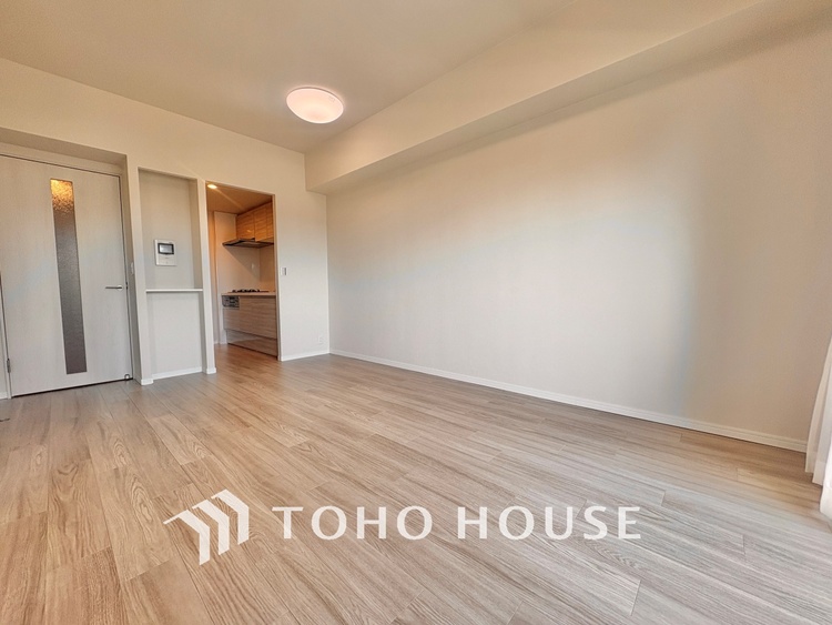 内装 居心地のいい暮らしには欠かせない眩い採光。ゆったりとした幅の窓からこの空間に降り注ぐ採光が絶えない。