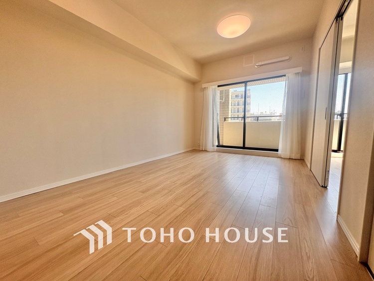 内装 ◆サンサンと◆差し込む太陽の光がこのリビングに笑いをもたらす。ソファの上のクッションがポカポカした暖気にぬくぬくと微睡んでいる。