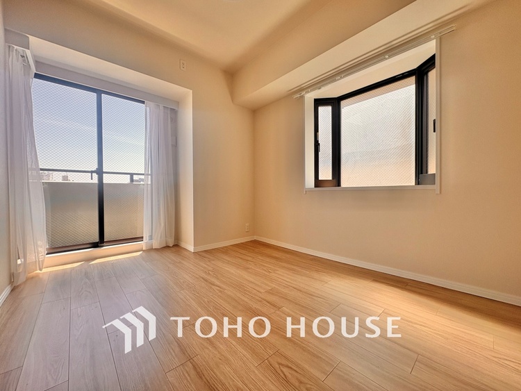 内装 使いやすく、明るい洋室に仕上がります。子供部屋や趣味のお部屋にご利用できます。ご自身で家具などを配置し、素敵な空間を創り上げられます。