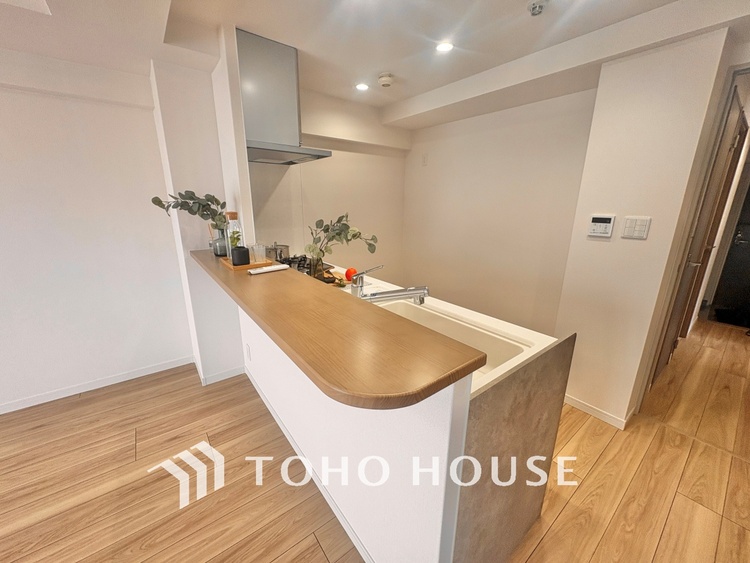 内装 居心地のいい暮らしには欠かせない眩い採光。ゆったりとした幅の窓からこの空間に降り注ぐ採光が絶えない。