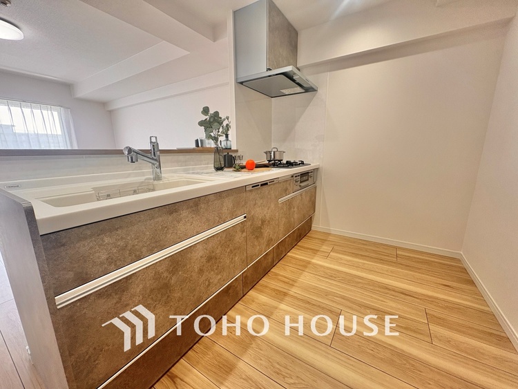 内装 ◆サンサンと◆差し込む太陽の光がこのリビングに笑いをもたらす。ソファの上のクッションがポカポカした暖気にぬくぬくと微睡んでいる。