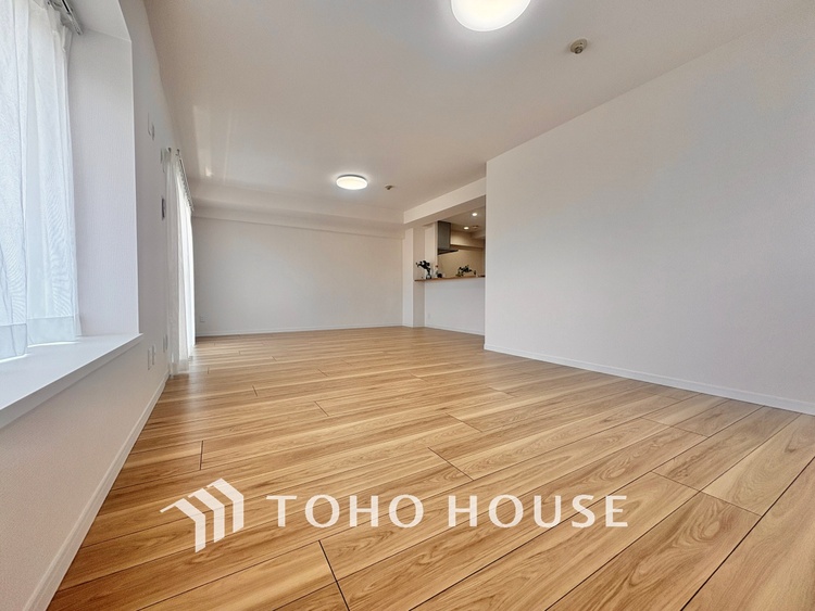 内装 使いやすく、明るい洋室に仕上がります。子供部屋や趣味のお部屋にご利用できます。ご自身で家具などを配置し、素敵な空間を創り上げられます。