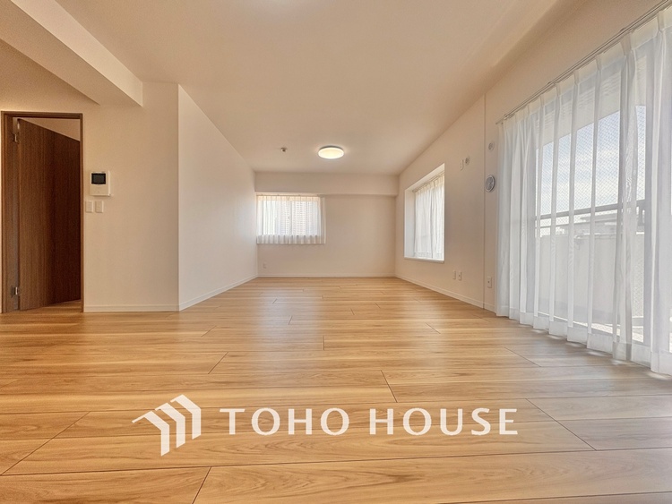 内装 ここはみんなが集い、食事と楽しい会話が始まる場所。話に夢中になりすぎて、ついつい時を忘れ、夜半過ぎになってしまう。そんな束の間の幸せを感じさせてくれます。