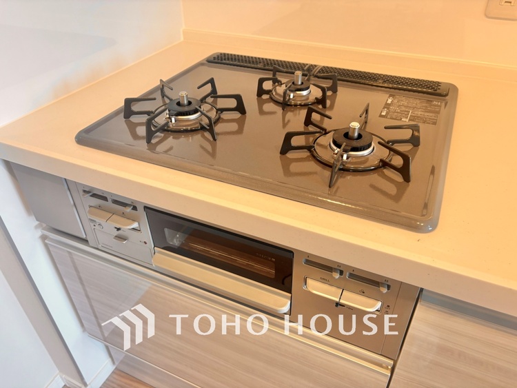 キッチン ◆愛育◆キッチンは家族の絆を育む大切な空間。シンプルで使い易いSystemKitchenで愉しく作る料理は愛情のある美味しいご馳走に。家族で使える広々としたダイニングキッチンです。