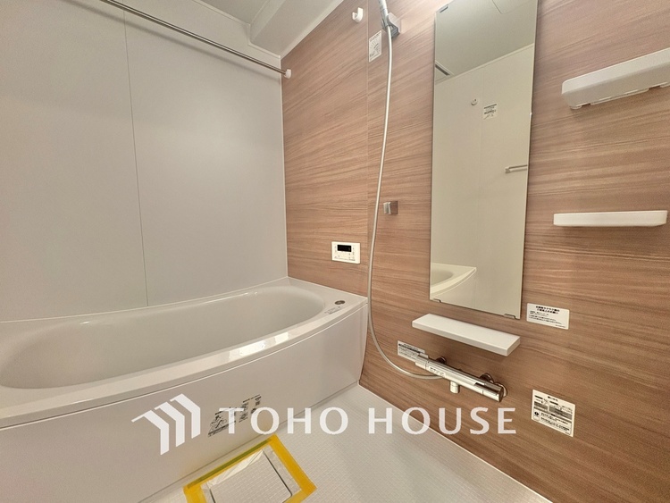 風呂 【浴室】《一日の疲れを落としてくれる場所は、落ち着く場所でなければならない》　高級感溢れるカラーと大きさ・柔らかな曲線で構成された半身浴も楽しめるバスタブが心地よさをもたらします。