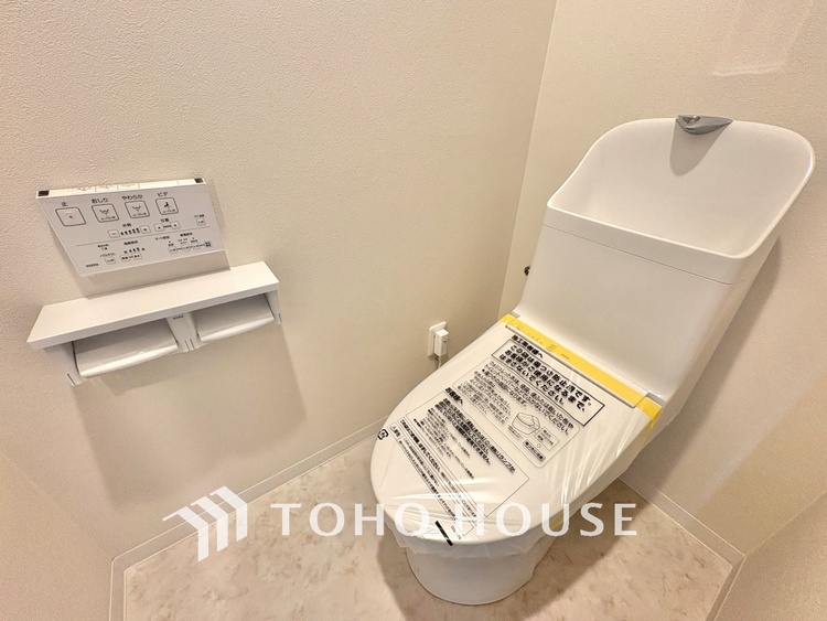 トイレ 清潔感あるホワイト調のクロスと温もり溢れるモダンカラーの床材が見事に調和した本邸宅は、毎日の生活を少しでも快適に過ごして頂ける様に落ち着いた雰囲気作りから行っています。