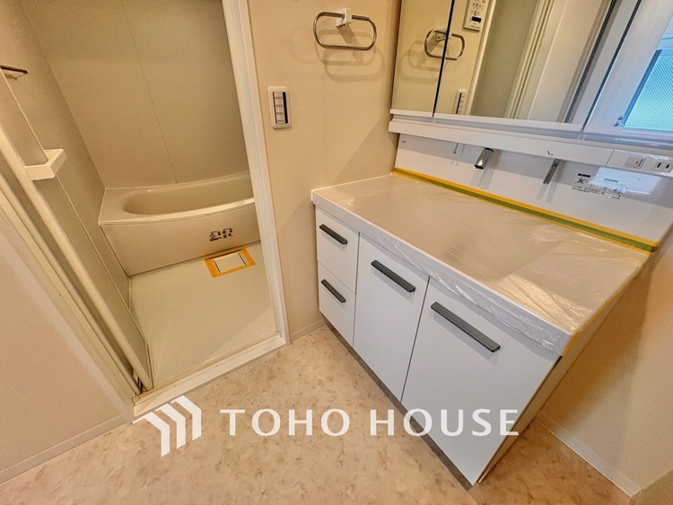 洗面 気持ちの良い朝をつくりだし、夕方には笑顔を取り戻させてくれるミラー。パウダールームはいつでも本来の自分を取り戻せる空間。明るく仕上げてあります。