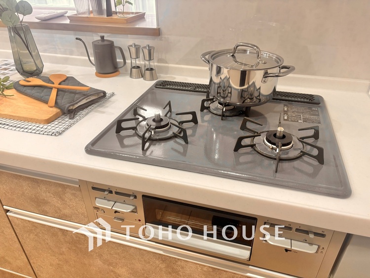 キッチン キッチンは家族の絆を育む大切な空間。シンプルで使い易いシステムキッチンで愉しく作る料理は愛情のある美味しいご馳走に。家族で使えるダイニングキッチンです。