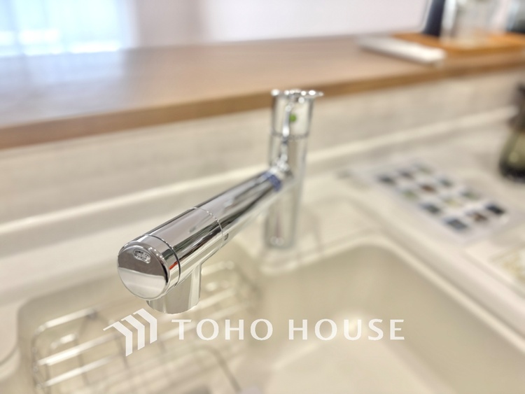 キッチン 採光や風通しを考えて設計された間取り。近隣との視線を考え、街全体で調整される窓位置。外観だけでなく、そこに住まうご家族の心地よさを最優先しました。