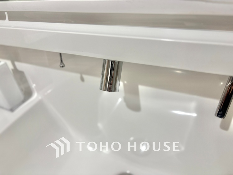 風呂 【浴室】《一日の疲れを落としてくれる場所は、落ち着く場所でなければならない》　高級感溢れるカラーと大きさ・柔らかな曲線で構成された半身浴も楽しめるバスタブが心地よさをもたらします。