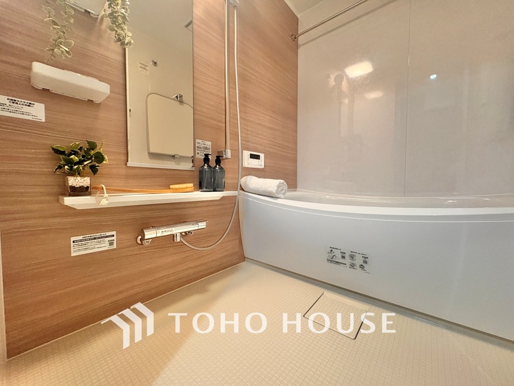 洗面 清潔感あるホワイト調のクロスと温もり溢れるモダンカラーの床材が見事に調和した本邸宅は、毎日の生活を少しでも快適に過ごして頂ける様に落ち着いた雰囲気作りから行っています。