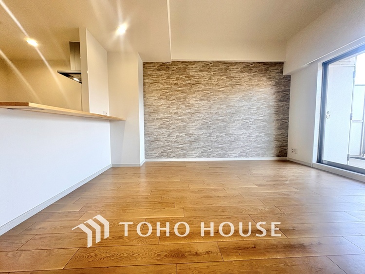 内装 ◆瀟洒な空間◆落ち着きのある彩が見事に調和させた瀟洒な空間を演出。ここに集まる家族の会話と笑顔が絶え間なく続く幸せな空間。