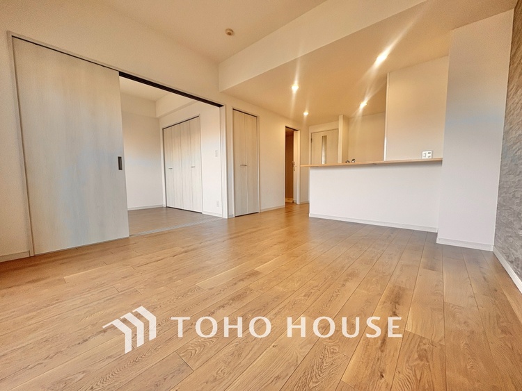 内装 居心地のいい暮らしには欠かせない眩い採光。ゆったりとした幅の窓からこの空間に降り注ぐ採光が絶えない。