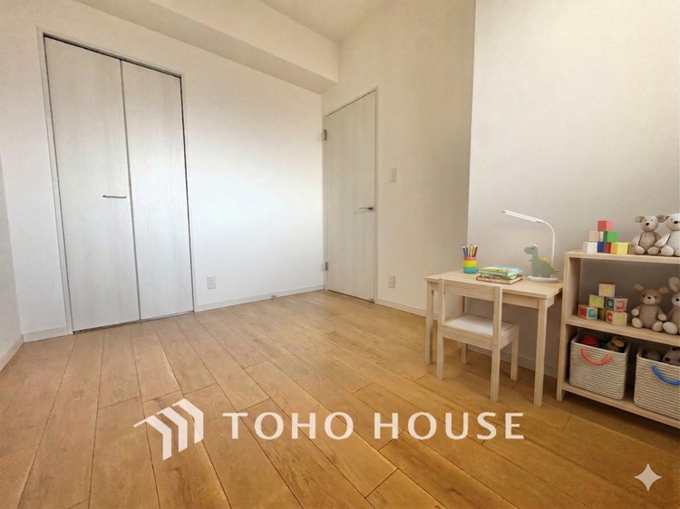 内装 ※生成AIによるイメージです。家具・小物は販売価格に含まれません。風の通り道。舞い込んでくる風が優しく躍り、室内に爽やかな空気を運んでくる。