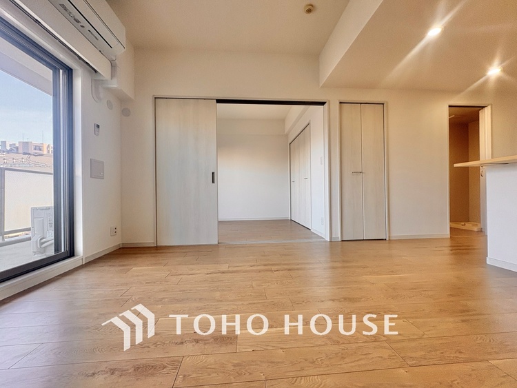 内装 叶えたかったのは落ち着きのあるナチュラルな風合い、そして開放感があるリビング。優雅な気分に浸れる幸せな時間を家族が自然と集まりたくなるこの空間で。