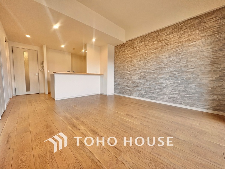 内装 ◆サンサンと◆差し込む太陽の光がこのリビングに笑いをもたらす。ソファの上のクッションがポカポカした暖気にぬくぬくと微睡んでいる。