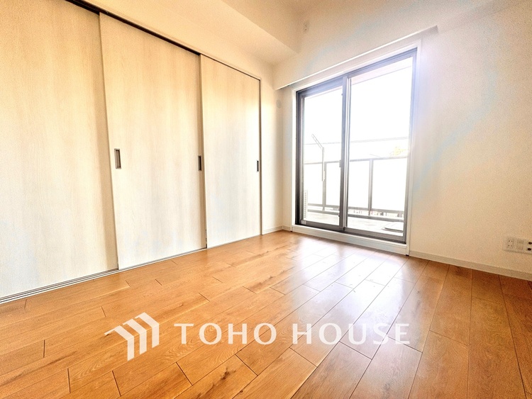 内装 使いやすく、明るい洋室に仕上がります。子供部屋や趣味のお部屋にご利用できます。ご自身で家具などを配置し、素敵な空間を創り上げられます。