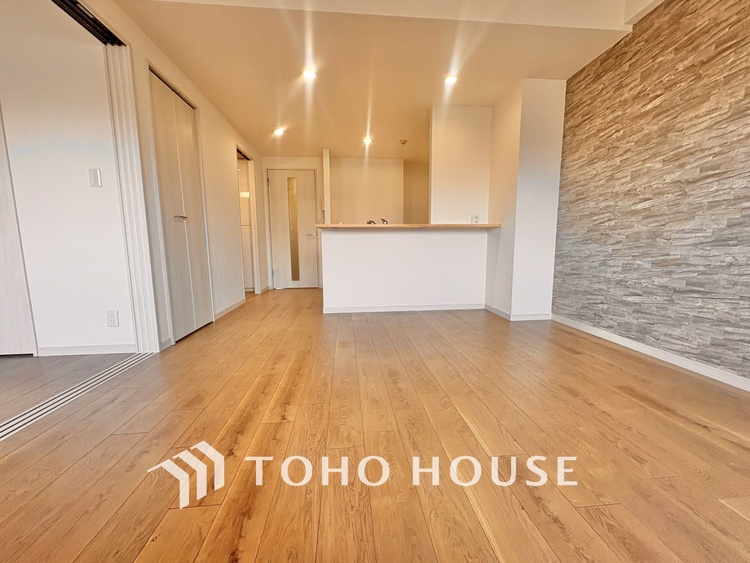 内装 ここはみんなが集い、食事と楽しい会話が始まる場所。話に夢中になりすぎて、ついつい時を忘れ、夜半過ぎになってしまう。そんな束の間の幸せを感じさせてくれます。