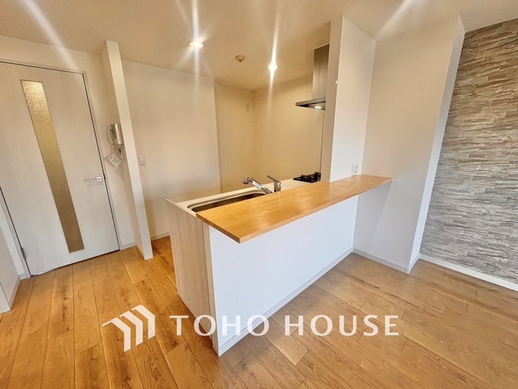 キッチン ◆愛育◆キッチンは家族の絆を育む大切な空間。シンプルで使い易いSystemKitchenで愉しく作る料理は愛情のある美味しいご馳走に。家族で使える広々としたダイニングキッチンです。