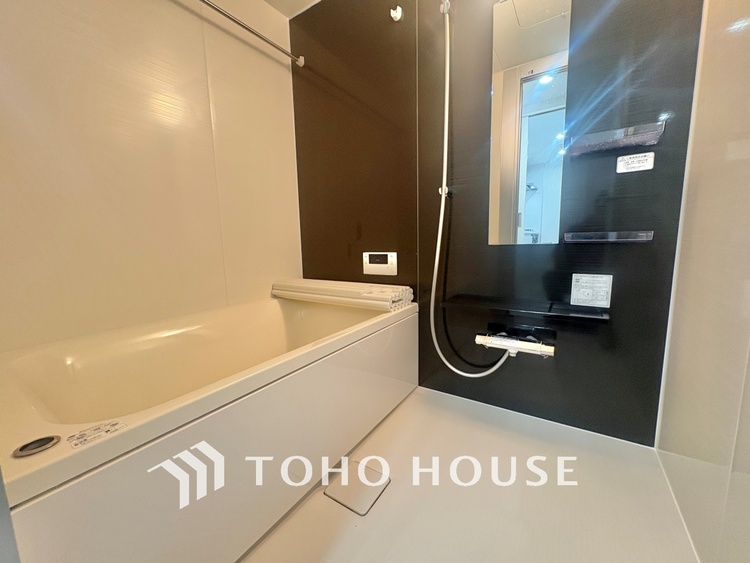 風呂 【浴室】《一日の疲れを落としてくれる場所は、落ち着く場所でなければならない》　高級感溢れるカラーと大きさ・柔らかな曲線で構成された半身浴も楽しめるバスタブが心地よさをもたらします。