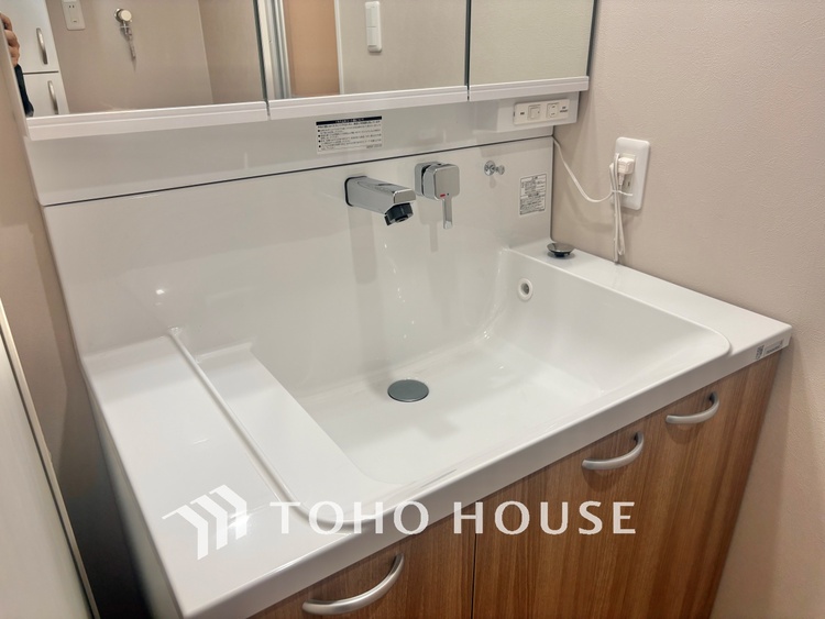 洗面 気持ちの良い朝をつくりだし、夕方には笑顔を取り戻させてくれるミラー。パウダールームはいつでも本来の自分を取り戻せる空間。明るく仕上げてあります。