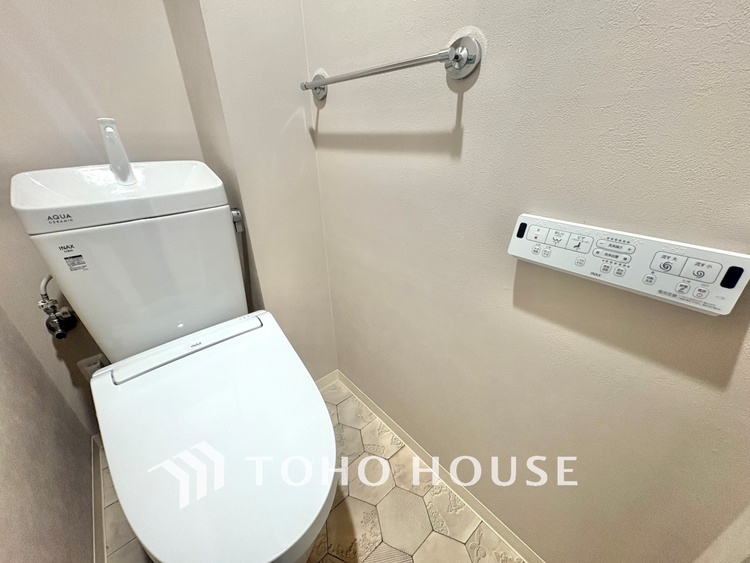 洗面 清潔感あるホワイト調のクロスと温もり溢れるモダンカラーの床材が見事に調和した本邸宅は、毎日の生活を少しでも快適に過ごして頂ける様に落ち着いた雰囲気作りから行っています。