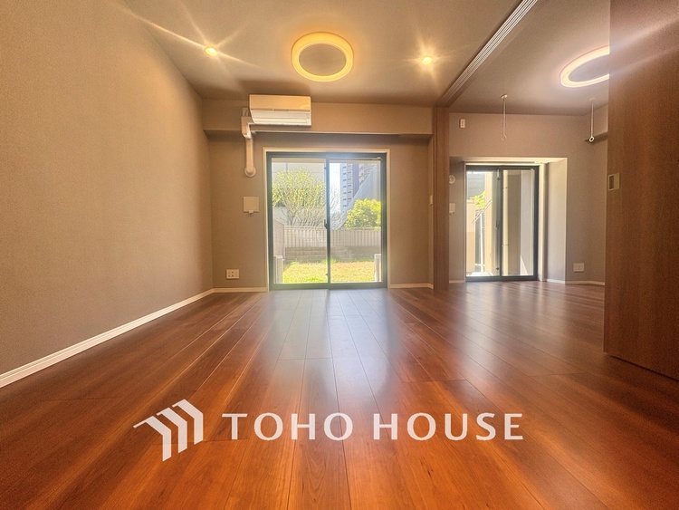 内装 居心地のいい暮らしには欠かせない眩い採光。ゆったりとした幅の窓からこの空間に降り注ぐ採光が絶えない。