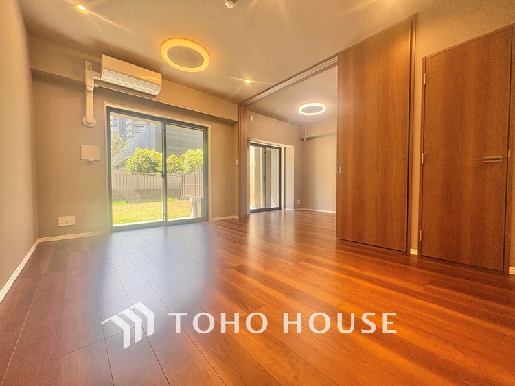 内装 叶えたかったのは落ち着きのあるナチュラルな風合い、そして開放感があるリビング。優雅な気分に浸れる幸せな時間を家族が自然と集まりたくなるこの空間で。