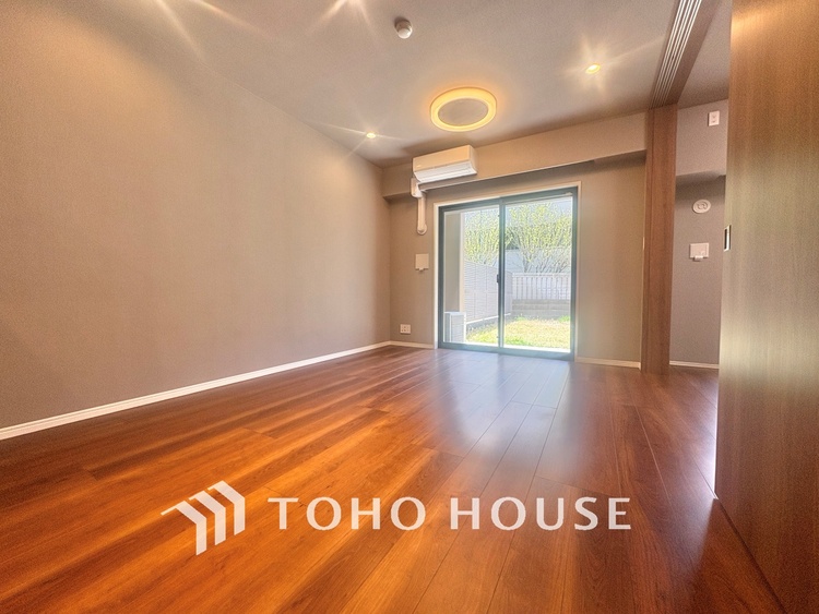 内装 ◆サンサンと◆差し込む太陽の光がこのリビングに笑いをもたらす。ソファの上のクッションがポカポカした暖気にぬくぬくと微睡んでいる。