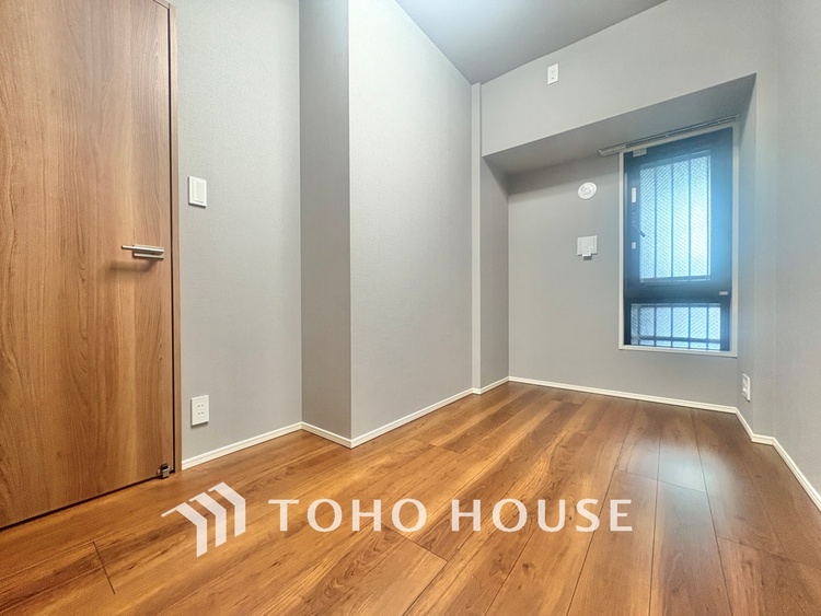 内装 使いやすく、明るい洋室に仕上がります。子供部屋や趣味のお部屋にご利用できます。ご自身で家具などを配置し、素敵な空間を創り上げられます。