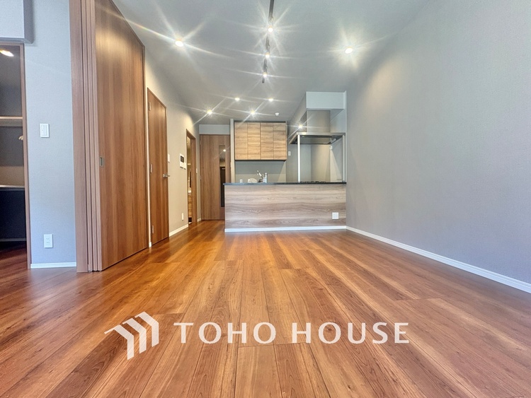 内装 ここはみんなが集い、食事と楽しい会話が始まる場所。話に夢中になりすぎて、ついつい時を忘れ、夜半過ぎになってしまう。そんな束の間の幸せを感じさせてくれます。