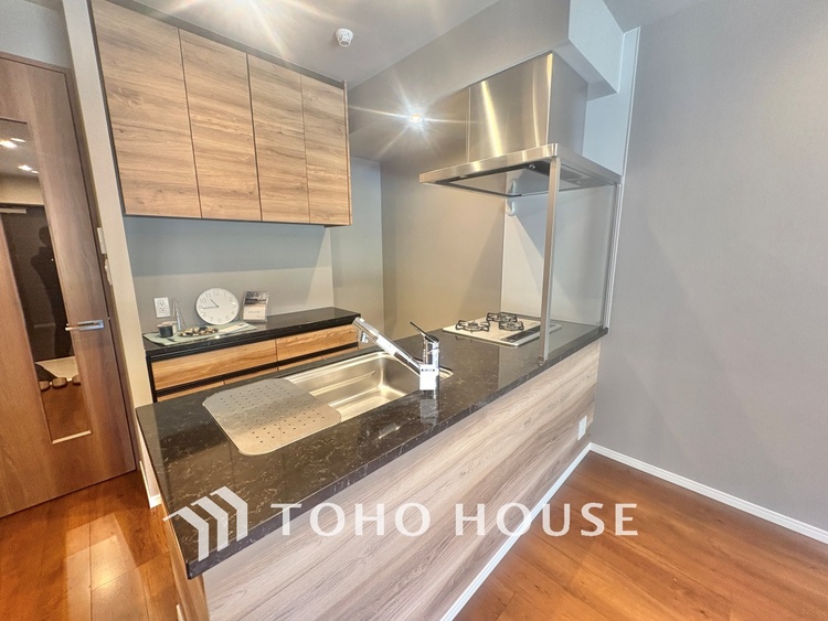 キッチン ◆愛育◆キッチンは家族の絆を育む大切な空間。シンプルで使い易いSystemKitchenで愉しく作る料理は愛情のある美味しいご馳走に。家族で使える広々としたダイニングキッチンです。