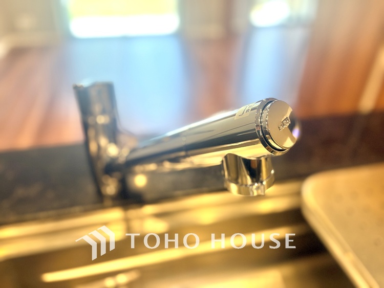 キッチン 採光や風通しを考えて設計された間取り。近隣との視線を考え、街全体で調整される窓位置。外観だけでなく、そこに住まうご家族の心地よさを最優先しました。