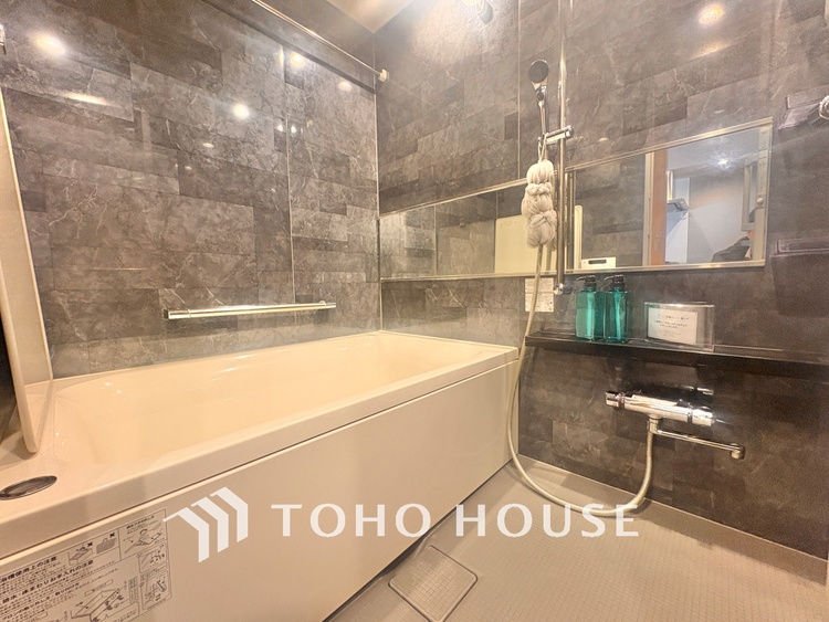 風呂 【浴室】《一日の疲れを落としてくれる場所は、落ち着く場所でなければならない》　高級感溢れるカラーと大きさ・柔らかな曲線で構成された半身浴も楽しめるバスタブが心地よさをもたらします。