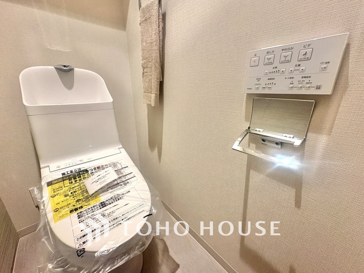 トイレ 清潔感あるホワイト調のクロスと温もり溢れるモダンカラーの床材が見事に調和した本邸宅は、毎日の生活を少しでも快適に過ごして頂ける様に落ち着いた雰囲気作りから行っています。