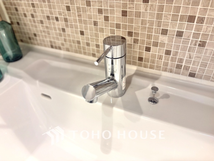 洗面 気持ちの良い朝をつくりだし、夕方には笑顔を取り戻させてくれるミラー。パウダールームはいつでも本来の自分を取り戻せる空間。明るく仕上げてあります。