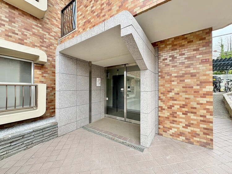 その他 上質感漂う玄関アプローチです。