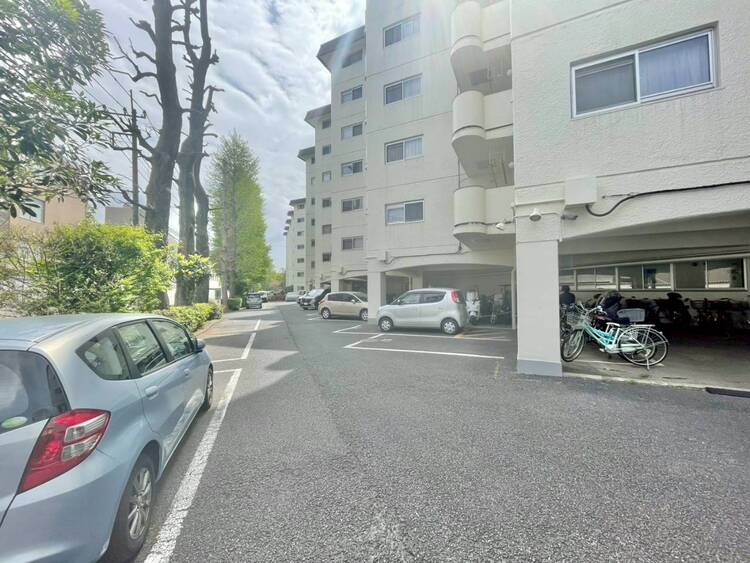 駐車場 本物件の駐車スペースです。車種制限のある場合もございますので、お気軽にお問い合わせくださいませ。