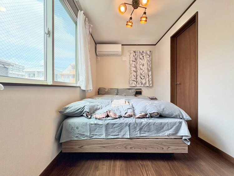 寝室 ベッドも十分に設置するスペースがあります。