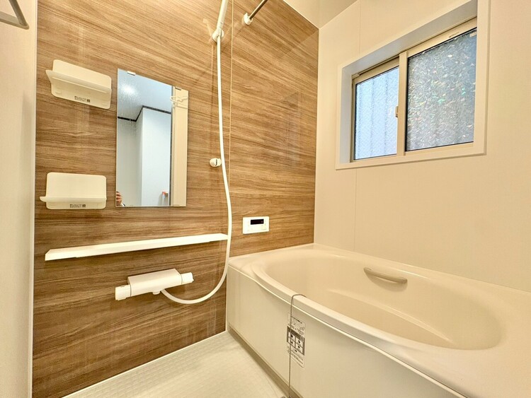 風呂 一日の疲れを癒すバスルームは、心地よいリラックスを叶える清潔感溢れる空間です。