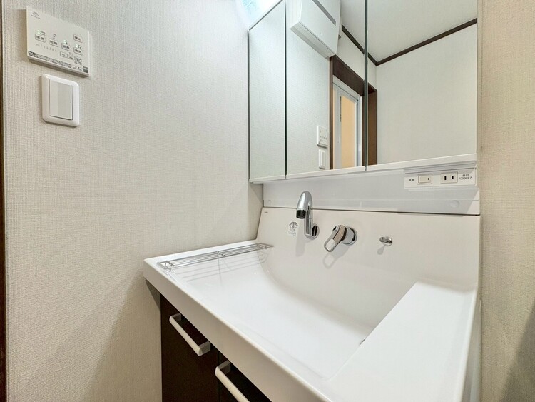 洗面 何かと物が増える場所だからこそ、スッキリと見映えの良い空間に。