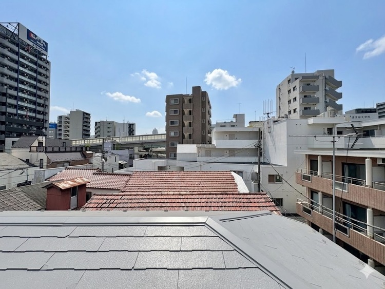 バルコニー 窓を開けると広がる青空。心をリフレッシュして日々を過ごしていきましょう。