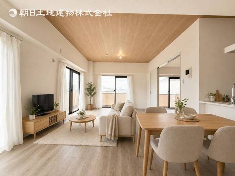 居間 お天気が晴れの日は照明をつけなくても充分明るいリビングです！どこか落ち着きのある広々とした内装です！皆で過ごす空間が、目に浮かんでくる様な優しいリビングダイニングです！くつろいだり楽しい時間を是非！ 
