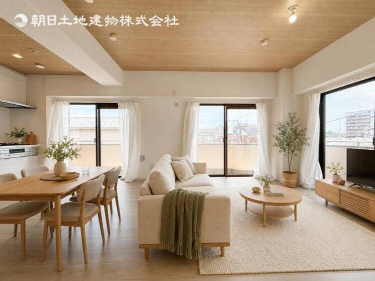 居間 リビングにあふれる採光と心地よい風のつどう調和された空間！！生活を彩る充実した日々が過ごせそうです。家族の滞在期間が長くなることを予測して、設計士が思いと工夫をこらした自慢のリビングダイニング！！！ 