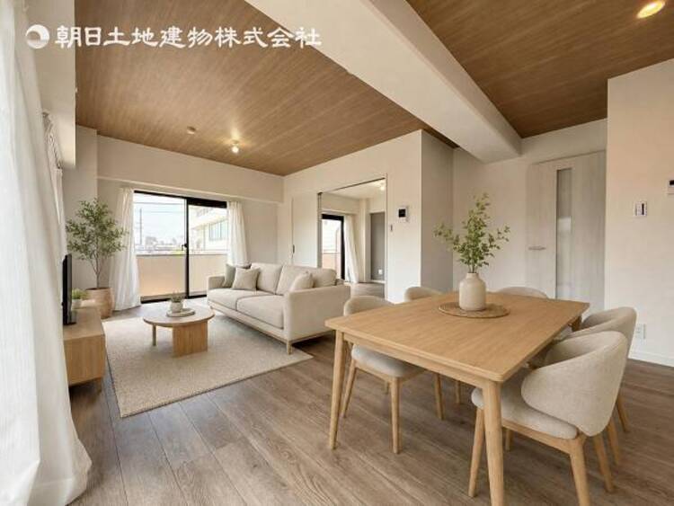 居間 開放感とプライベート感が見事に両立されたリビングダイニング！通常では相反するファクターがともにそろうと極上のくつろぎ空間が生まれます。だれにも譲りたくない至福の空間で過ごす日々は生活をより豊かにします 
